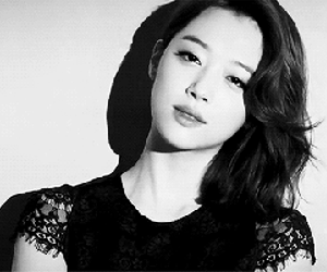 Thi hài của Sulli được bí mật đưa tới nghĩa trang Miryang, các thành viên f(x) luôn ở bên cạnh cho tới chặng đường cuối cùng