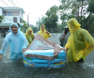 Mưa lớn ngập lụt, chú rể cùng nhà trai 'bơi' quãng đường 4 km sang nhà gái đưa sính lễ