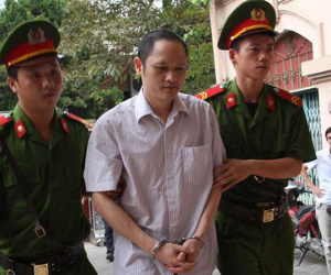 Gian lận thi cử ở Hà Giang: Bí ẩn con lợn nhựa bị cáo Lương gửi nhà mẹ vợ trước khi bị bắt