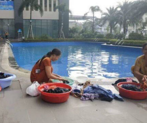 Hà Nội những ngày thiếu nước sạch: Dân công sở 'cắm rễ' tại văn phòng, cư dân xuống hồ bơi để giặt giũ, lấy nước sinh hoạt