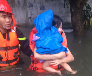 Nghệ An: Mẹ ôm con 18 tháng tuổi ngồi trên nóc tủ vì nước ngập ngang nhà, sợ hãi gọi công an giải cứu