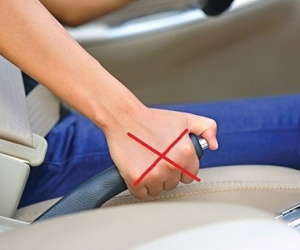 Điều đầu tiên nên làm khi ô tô đang chạy bị kẹt chân ga