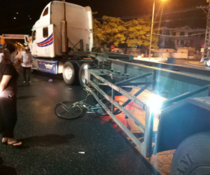 Bị container cuốn vào gầm, cụ ông 70 tuổi đi xe đạp chết thảm dưới trời mưa