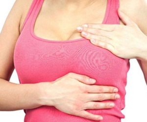 Ngực trái của bệnh nhân đau nhức, to bất thường sau khi đắp lá chữa khối