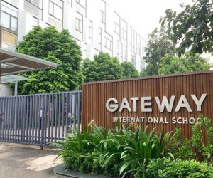 Tiết lộ lý do cô giáo chủ nhiệm lớp bé trai tử vong trên xe đưa đón trường Gateway bị khởi tố