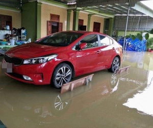 'Liệu sự như thần', một gia đình kê cả ô tô lên ghế đá trong ngày mưa lụt gây chú ý