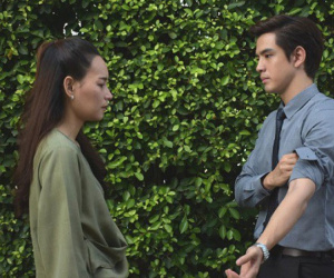 Nửa đêm nhớ người tình, chồng liền gọi điện hỏi thăm thì thót tim nghe tiếng vợ quát 'bồ của anh vừa quá sức trên giường, anh tới mà thăm'