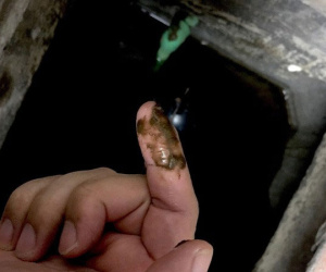 Sau sự cố nước nhiễm dầu ở Hà Nội, nhiều bể chứa nước dự phòng bỗng xuất hiện chất nhầy lạ?