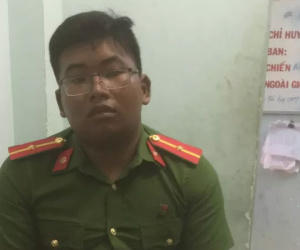 Lật tẩy gã trai mặc trang phục công an bước vào cửa hàng