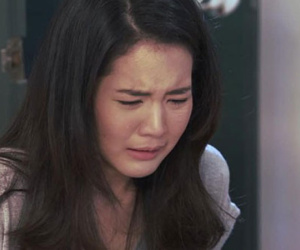 Thấy đoạn dây thừng qua cửa sổ, em vứt tất cả chạy vào nhà và chứng kiến cảnh tượng ám ảnh cả đời này không thể quên