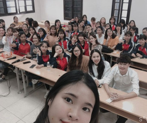 Lớp học khoe ảnh được tặng quà 20/10, dân mạng nhanh chóng phát hiện điều bí ẩn về chàng trai 'khổ nhất trần đời mà cũng sướng nhất thế gian'