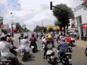 Clip: Xe tải bất ngờ lao tới ủn bay nhiều phương tiện khi đang dừng đèn đỏ, người dân hốt hoảng chạy tới giải cứu cháu bé bị đè dưới xe máy