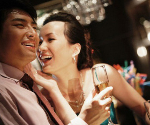 Cô bạn đồng nghiệp khoe món quà 20/10 đắt đỏ, tôi giật nảy mình rồi đau đớn khi đứng bên đường chứng kiến màn yêu đương của cô bạn và anh rể mình