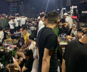 Trăm dân chơi Sài Gòn lắc điên cuồng trong quán bar bị đưa về đồn