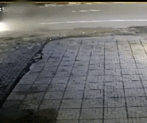 Kinh hoàng clip ô tô khách phanh 'cháy đường' sau khi tông xe máy, 2 nữ sinh văng xa 30m đã thương vong