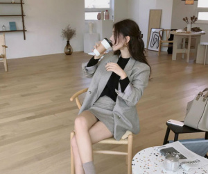 Trời se lạnh là phải lôi ngay áo dài tay nhẹ nhàng ra diện, chỉ cần mix cực đơn giản đã có cây đồ siêu xinh