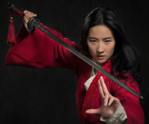 Mulan của Lưu Diệc Phi nhận về "mớ gạch" ở suất chiếu thử, Disney tức tốc quay bổ sung liền 4 tháng!