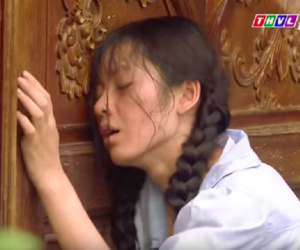 'Tiếng sét trong mưa': Cai Tuất lần thứ 2 cưỡng bức con gái Thị Bình, cô gái cố vùng vẫy rồi ngất xỉu