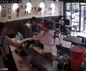 Không xếp hàng ở quán cafe, cô gái bị vị khách đến trước đánh, không ai chạy tới can ngăn