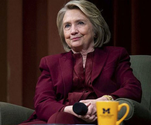 Bà Hillary đăng thư chế giễu ông Trump