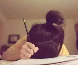 'Mẹ tôi là phù thủy, bắt tôi học tối ngày' – Tiếng kêu của những đứa trẻ bị kỳ vọng