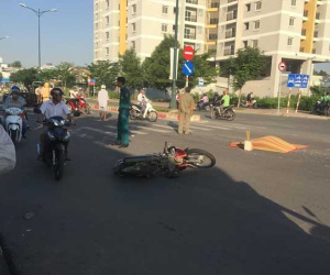 Vợ khóc ngất nhận xác chồng bị xe rước học sinh cán chết ở Sài Gòn