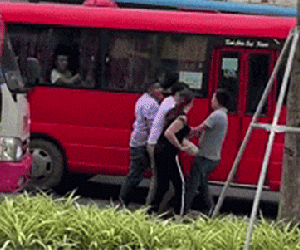 Video: Thấy chồng bị đánh chảy máu giữa phố Hà Nội, vợ cầm gạch lao tới giải vây