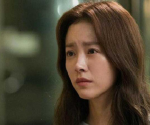 Thấy đêm nào mẹ chồng cũng đi ra ngoài, tôi tò mò đi theo thì hoảng hồn khi thấy cánh cửa nhà kho bật mở