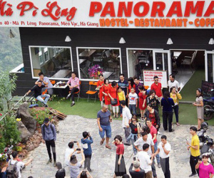 Hàng ngàn du khách 'check in' ở Panorama Mã Pì Lèng giữa lúc đình chỉ hoạt động