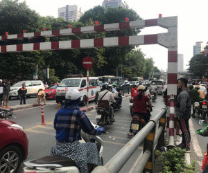 Hà Nội: Người đàn ông đi xe máy đâm vào lan can cầu vượt Thái Hà, tử vong tại chỗ