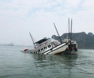 Va chạm sà lan chở đá, tàu du lịch chìm trên vịnh Hạ Long