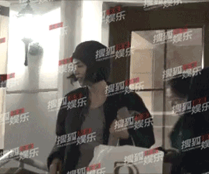 Giữa lùm xùm chia tay Tạ Đình Phong, Vương Phi bị paparazzi 'tóm sống' khi nửa đêm tới nhà Lý Á Bằng