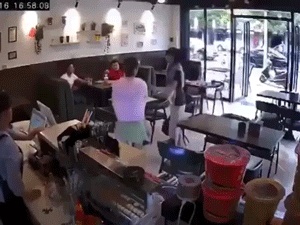 Video: Không xếp hàng mua cafe, cô gái bị khách đến trước đánh, không ai can ngăn