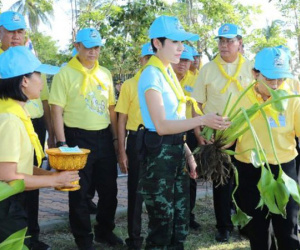 Cựu Hoàng phi Thái Lan lẻ loi đi sự kiện trước ngày bị phế truất vì khi quân, Vua và Hoàng hậu xuất hiện tình cảm