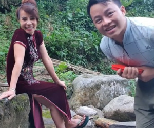 Cô dâu 62 tuổi khoe món quà bất ngờ chồng trẻ tặng bên bờ suối, dân mạng phản ứng ngược