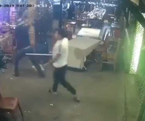 Clip: Nhóm giang hồ đập phá quán nhậu khiến hàng trăm thực khách tháo chạy tán loạn