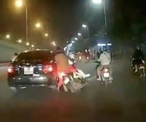 Video: Phẫn nộ cảnh lái xe ô tô đâm xe máy chở trẻ nhỏ rồi bỏ chạy