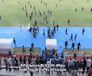 Bóng đá Indonesia: Hỗn chiến kinh hoàng, CĐV lao vào song phi cầu thủ 'như phim chưởng'