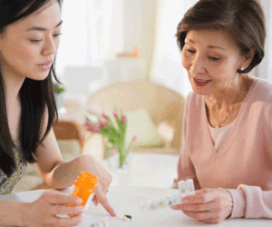 Mẹ chồng giằng tay con trai không cho rửa bát vì 'đàn ông nhà này không cần làm việc bếp núc', không ngờ con trai nói một câu đầy bất ngờ