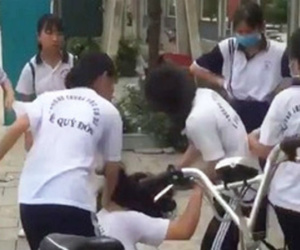 Nữ sinh lớp 9 bị đánh hội đồng dã man chỉ vì chê màu sắc đôi giày