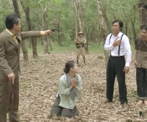 Tóm tắt Tiếng Sét Trong Mưa chỉ bằng một dòng ai cũng khen chuẩn: 'Một người có mắt như mù, người thì có miệng như câm'