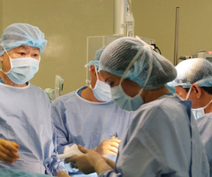 Tiểu ra máu, người đàn ông ngỡ ngàng phát hiện ung thư: Căn bệnh cứ 100.000 người thì có 4 người tử vong