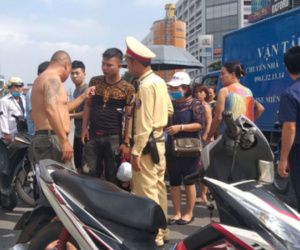 Hà Nội: Va chạm với xe máy khi qua đường, một phụ nữ lớn tuổi nguy kịch