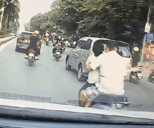 Video: Bố chở 2 con gái đi học, vị trí đứng của những đứa trẻ khiến người xem sợ hãi