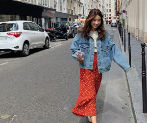 Giờ áo khoác denim toàn được diện theo cách 'điệu đời' thế này, bạn phải bắt sóng luôn để trời trở lạnh là kịp xinh đẹp