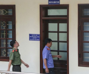 Gian lận thi cử Hòa Bình: Nâng điểm thi cho 2 thí sinh, được 'cảm ơn' 300 triệu đồng