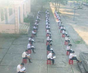 Choáng trước cảnh học sinh Hậu Giang ngồi giữa sân trường làm bài thi, có muốn quay cóp cũng khó mà được