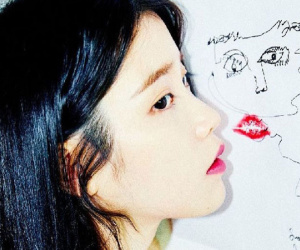 IU đăng ảnh kỷ niệm 4 năm ra album sau đám tang Sulli, ý nghĩa đằng sau bức tranh đi kèm gây xót xa