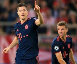 Lewandowski lại nổ súng, Bayern ngược dòng ngoạn mục