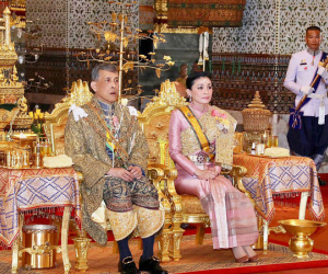 Hậu cung đầy sóng gió của Quốc vương Thái Lan: Có 5 bà vợ, từng kết hôn với em họ và vụ ly hôn tiêu tốn đến 5,5 triệu đô